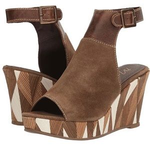 Matisse Harlequin Wedges Taupe GUC Size 7.5